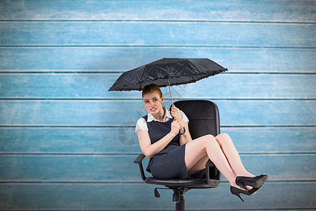 商业女商务人士坐在摇摆椅上使用伞子的复合形象旋转绘图商务公司人士职业计算机女士木头庇护所图片