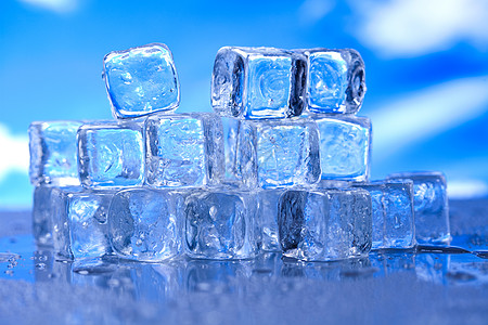 蓝色背景上的冰立方体玻璃清凉团体冰镇液体反射季节正方形冻结立方体图片