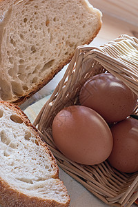 篮子里的鸡蛋和面包片小麦产品棕色农业木头作品乡村午餐营养包子图片