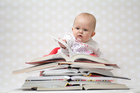 婴儿和书本堆积的婴儿教育知识图书馆神童科学学校智力阅读女孩女儿图片