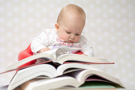 婴儿和书本堆积的婴儿图书馆学校阅读智力童年教育娱乐智慧女儿文学图片