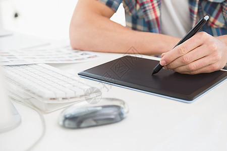 台式桌上使用数字化器的设计师男性设计手写笔潮人绘画职场办公室平面创造力职业图片