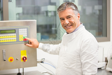 高级药剂师使用机器制造药品工作服药剂贮存药店微笑制药科学界面按钮医疗图片