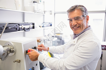 高级药剂师使用机器制造药品工具药剂实验按钮实验室男性制药治疗药店技术图片