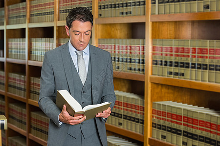 律师在法律图书馆阅读书书架体积法律校园图书馆高等教育男性知识阅读大学图片