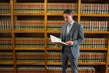律师在法律图书馆阅读书大学教科书书架法律男性架子专注男人学习高等教育图片