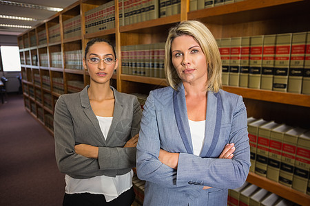 律师在法律图书馆看相像机学校架子伙伴双臂同事教育阅读女性大学书架背景图片