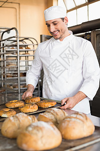 快乐面包师拿出新鲜百吉饼职业厨师白人餐饮工业面包男人餐厅快乐大楼图片