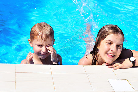 青少年游泳池中的兄弟姊妹背景