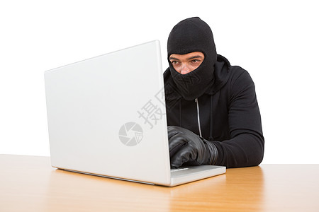 使用笔记本电脑窃取身份的黑客刑事男人网站骇客犯罪技术男性网络图片