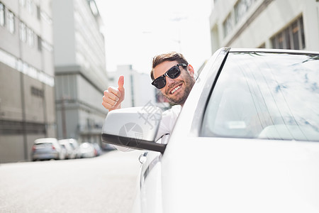在驾驶座上欢乐的生意人太阳镜陆地驾驶人士零件司机手势商务领带汽车图片