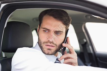 认真的商务人士在电话上技术驾驶沟通套装窗户领带商务司机车辆手机图片