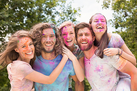 快乐的朋友们都涂满了粉漆涂料公园女士男人喜悦绿地草原文化友谊微笑图片