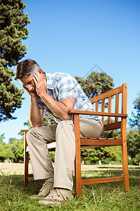 坐在公园长椅上的不安男子男人忧郁悲伤悲哀苦难留恋男性休闲晴天农村图片
