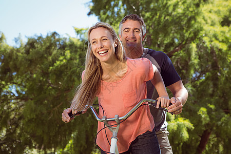 骑自行车的快乐情侣女士女性男人晴天休闲服装自由夫妻男性农村图片