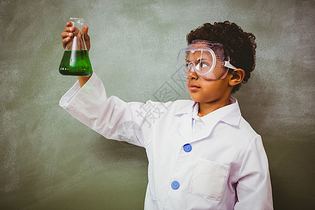 男孩在课堂上拿着锥形圆柱子教育性男生学生化学童年学习男性知识烧杯班级图片