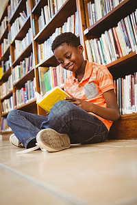 图书馆中可爱男孩阅读书教育性教育童年知识学生学习黑色智力阅读小学图片