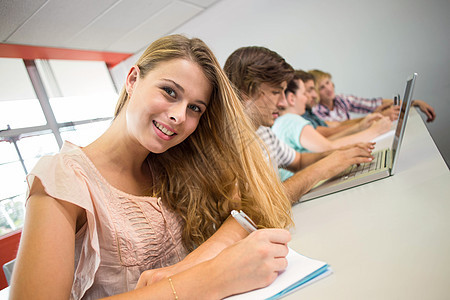 学生在课堂上写笔记桌子男人教育女性青少年女士大学生训练大学高等教育图片