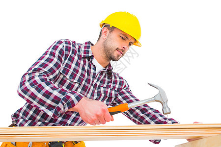 木头使用锤子的杂工男性工具锤击专注工艺人安全帽工作工人木匠头盔图片