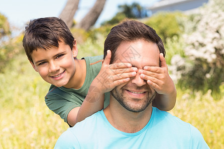 父亲和儿子在农村环境假期远足乐趣微笑孩子娱乐男性闲暇冒险家图片