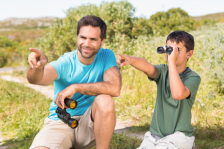 父亲和儿子在农村男性搜索活动环境勘探冒险微笑童年闲暇假期图片