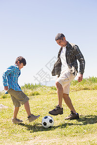 父亲和儿子在农村微笑快乐冒险家远足孩子阳光勘探娱乐男性活动图片