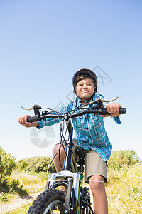 男孩在山上骑小车图片