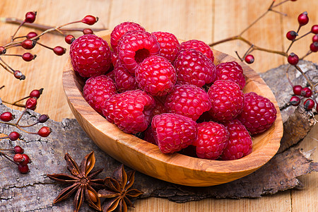 树碗中的草莓季节沙漠木头生物覆盆子桌子甜点工作室团体饮食图片