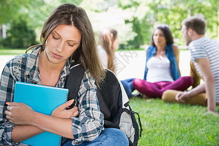 孤独学生感到被排斥在校园之外友谊寂寞愁云晴天朋友高等教育大学生女性悲哀同学们图片