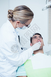 女牙医检查男子牙牙手术口腔科保健男性医疗工作口腔女士男人职业图片