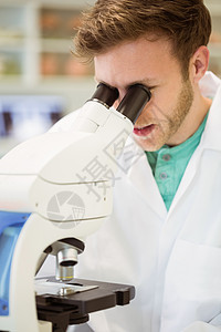 利用显微镜工作的年轻科学家生物学审查样本药品检查技术实验卫生科学技术员图片
