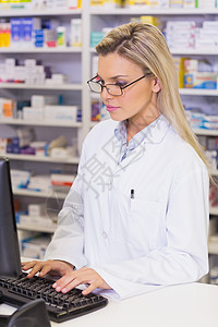 使用计算机的药剂师老鼠女性药店药物女士药剂药剂学屏幕技术医院图片