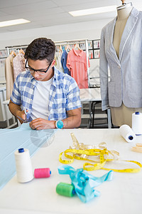 时装学生用剪刀剪布剪布知识衣服学习大学物料仪表大学生男性高等教育工作室图片