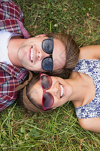 夫妻在公园里放松闲暇女士男人阳光混血晴天男性太阳镜农村衬衫图片