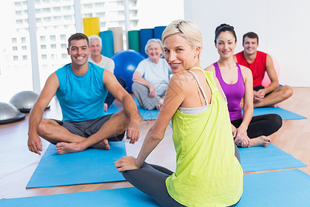 在健身工作室练瑜伽的班级教官运动服训练火车混血团体老年地板女士运动垫讲师图片