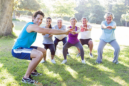 快乐运动团体培训公园护理讲师运动服微笑老年健身绿地锻炼闲暇图片