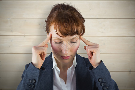 精神紧张的女商务人士的综合形象木板木头鬼脸计算机剥离绘图数字冲击女性女士图片