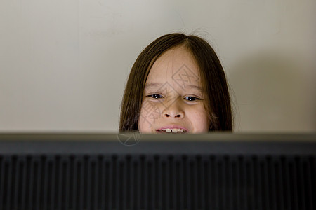 女孩看电脑屏幕的年轻女孩眼镜混血隐藏互联网技术房间监视器微笑女性黑色图片