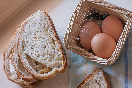 篮子里的鸡蛋和面包片作品农业食物木头乡村厨房面包早餐小麦营养图片