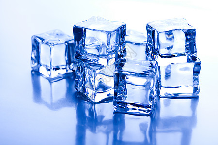 冷冷冰冷的新概念蓝色季节冰镇团体水晶玻璃冻结液体清凉立方体图片