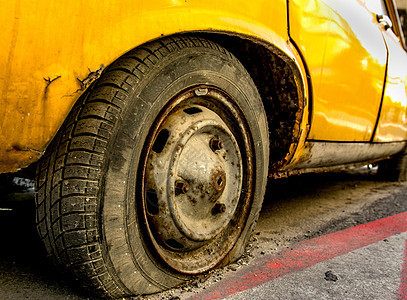 平板轮胎扁平化破坏车辆车轮黄色轮缘图片
