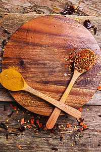 色彩多彩的香料肉桂美食桌子食物浆果托盘木头种子粉末勺子图片