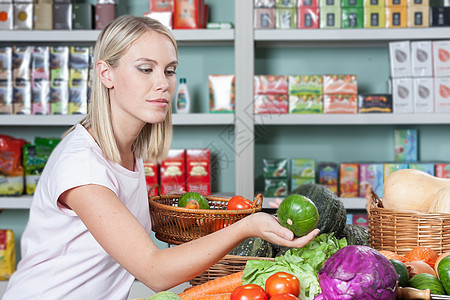 妇女食用蔬菜杂货店市场购物袋微笑营养财产中年人水果食物土豆图片