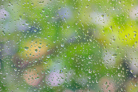 窗口玻璃上的雨滴图片