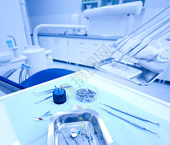牙科办公室 有明亮多彩的音调概念保健医生手术钻头口服椅子用具工具卫生房间图片