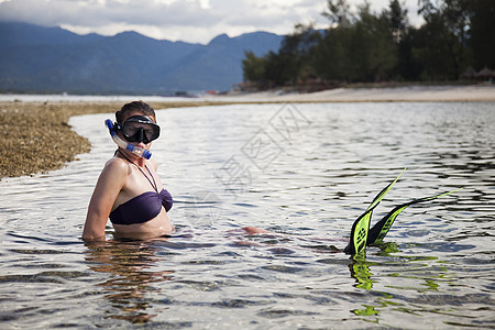 岛屿妇女与潜水 亮丽多彩的生动主题面具热带身体蓝色气泡土地浮潜海浪乐趣呼吸图片