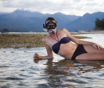 岛屿妇女与潜水 亮丽多彩的生动主题土地蓝色身体乐趣海浪呼吸热带空气风镜呼吸管图片