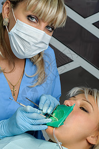 有病人 清洁和治病的牙医牙科乐器治疗围堰橡皮障手套钳子橡皮工具手术图片