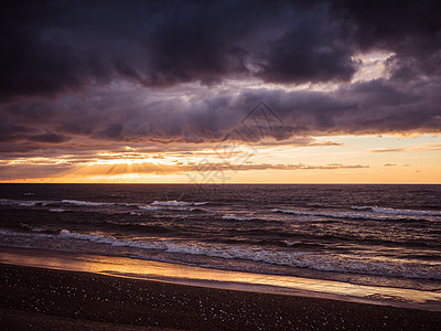 明亮的日落在海中旅行蓝色晴天季节太阳天气海浪海岸海洋假期图片