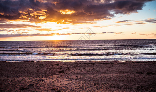 明亮的日落在海中海浪旅行热带反射天空假期太阳晴天海洋季节图片